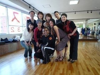 初心者だって大丈夫!2人の先生が毎回見守る安心サルサレッスン