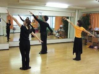 気になるウエスト、二の腕に、ジャズダンス!!ミュージカルやテーマパークで踊るようなダンスです。