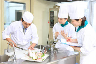 調理師科【社会人クラス】　　料理の基礎から学べます