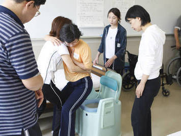 実績と信頼なら 未来ケア の介護職員初任者研修 東京 神奈川 埼玉 千葉で毎月開講 未来ケアカレッジ 関東エリア 横浜教室 横浜駅周辺 グッドスクール